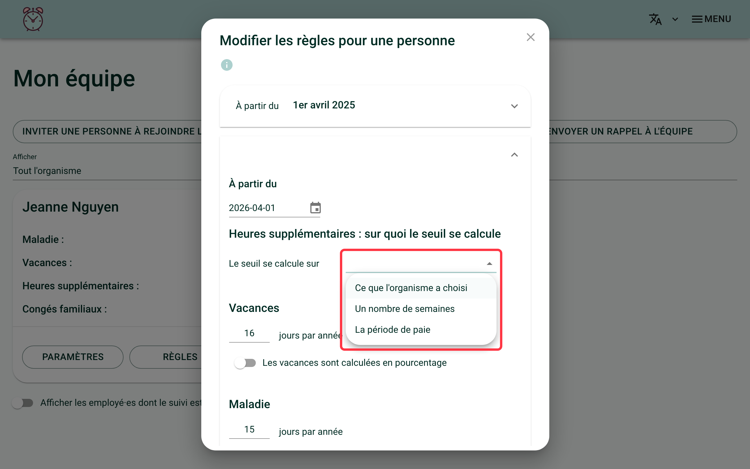 Capture d'écran montrant la fenêtre "Modifier les règles pour une personne", ouverte sur la section "Heures supplémentaires : sur quoi le seuil se calcule". Un carré rouge entoure le champ "Le seuil se calcule sur", ouvert sur ses trois choix : "Ce que l'organisme a choisi", "Un nombre de semaines" et "La période de paie"