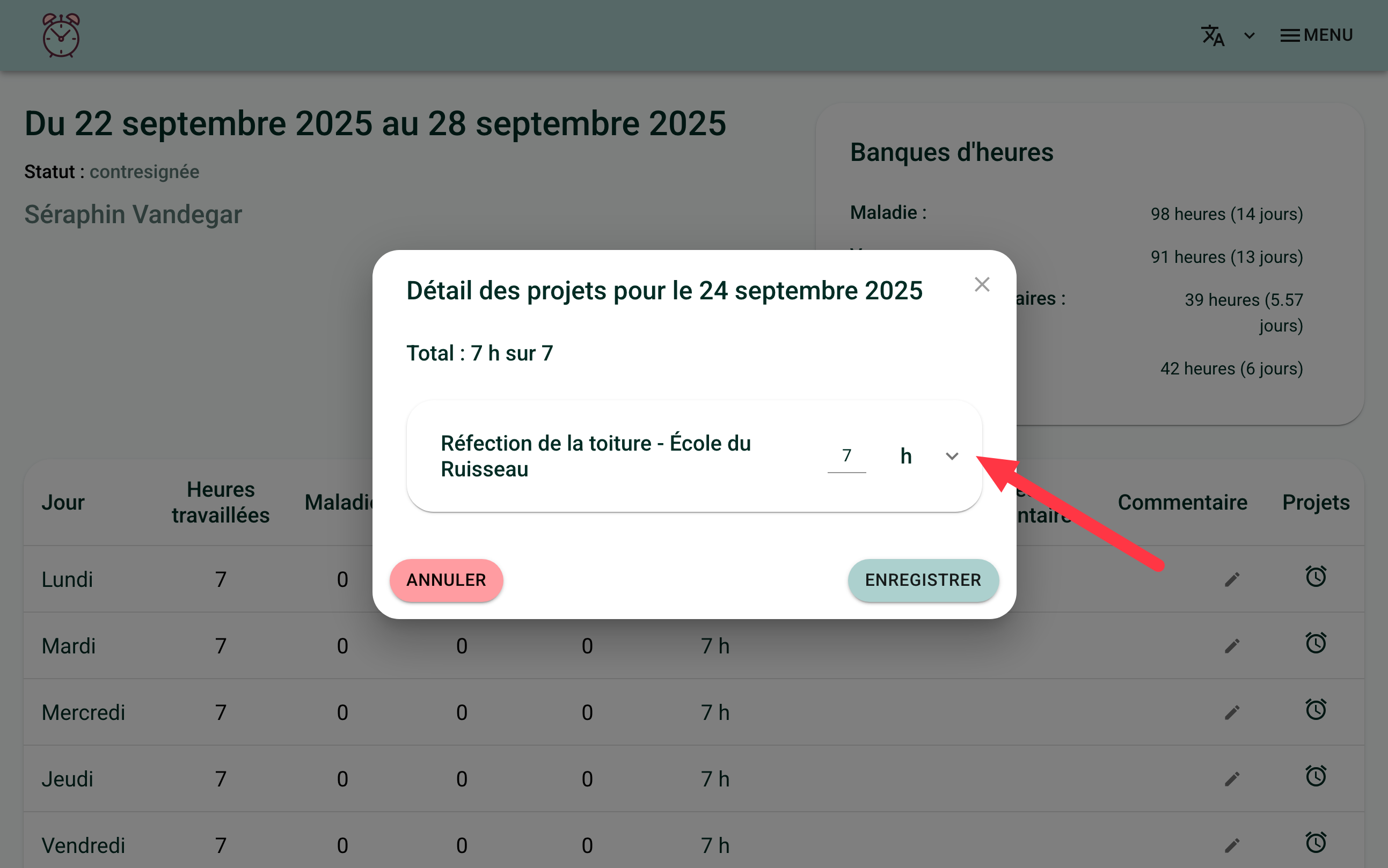 Capture d'écran de la fenêtre "Détail des projets", carte d'un projet repliée. Une flèche rouge pointe vers le chevron à droite du champ d'heures, qui déplie la carte