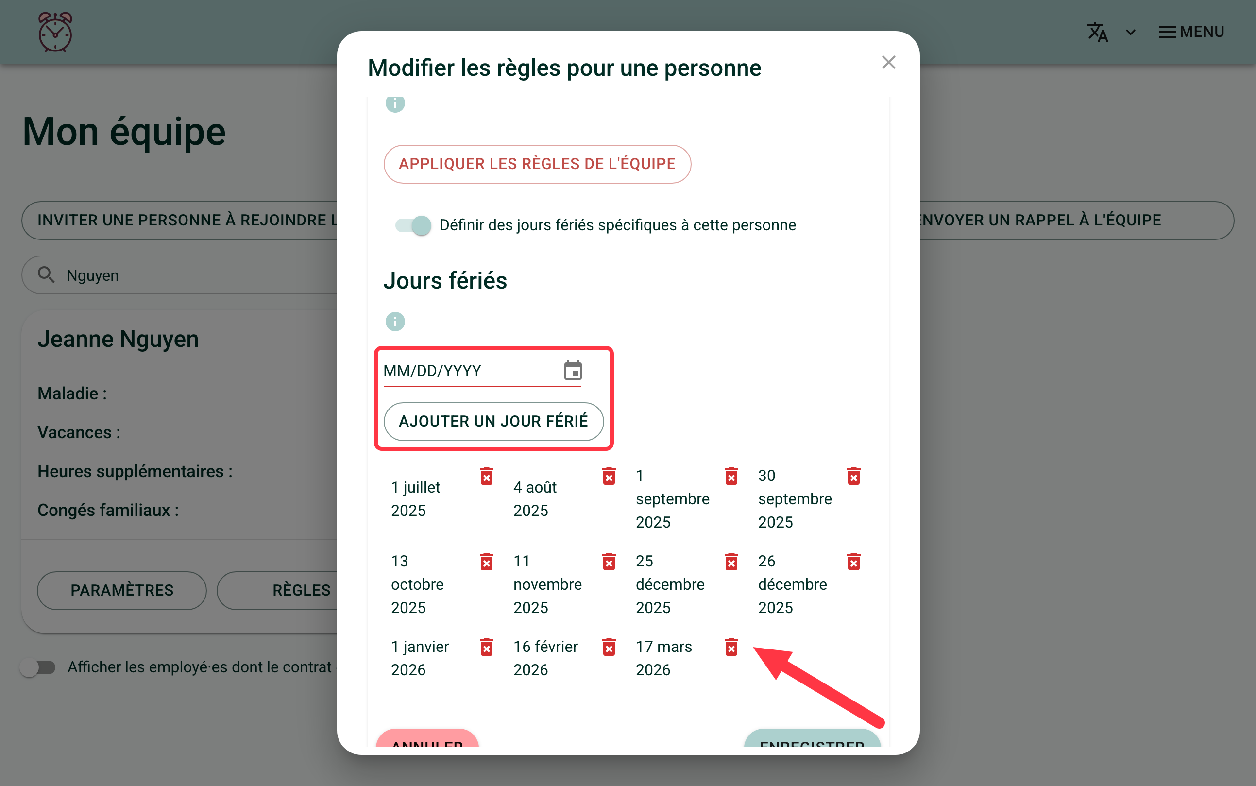 Capture d'écran de la liste des jours fériés d'un·e employé·e. Un carré rouge entoure le sélecteur de date et le bouton "Ajouter un jour férié", et une flèche rouge pointe vers l'icône de poubelle d'une date